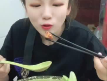 外国小姐姐吃麻辣蚌,外国小姐姐挑战麻辣蚌，舌尖上的文化碰撞