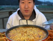 小姐姐吃泡面紫菜,小姐姐的独特美味演绎